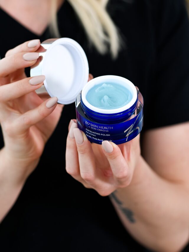 Voiko ihoa kuoria joka päivä? Entä pitääkö? ✨Kuorinta on yksi ZO® Skin Health -ihonhoitorutiinin keskeisistä elementeistä. Monissa ZO-rutiineissa ihoa myös kuoritaan päivittäin – mutta kuorinnan muoto ja voimakkuus ovat aina ihokohtaisia.Miksi kuorinta on niin tärkeää?Ihon pinnalle kertyy luonnostaan kuolleita ihosoluja. Kun niitä poistetaan säännöllisesti, ihon pinta pysyy sileämpänä ja kirkkaampana, ihon uusiutumisprosessi tehostuu ja muut ihonhoitotuotteet pääsevät toimimaan tehokkaammin.ZO® Exfoliating Polish on mekaaninen kuorinta, joka sisältää erittäin hienojakoisia magnesiumkiteitä. Se poistaa tehokkaasti kuollutta ihosolukkoa ja jättää ihon välittömästi sileän ja heleän tuntuiseksi.Mutta tässä on tärkeä ero:
päivittäinen kuorinta ≠ päivittäinen voimakas hankaaminen.ZO-rutiinissa kuorintaa voidaan toteuttaa eri tavoin ja eri tuotteilla ihon tarpeiden mukaan. Joillekin Exfoliating Polish sopii säännölliseen käyttöön, kun taas herkemmälle tai ärtyneelle iholle kuorinnan määrää ja tapaa voidaan säätää.Eli tarvitseeko ihoa kuoria?Usein kyllä – mutta juuri oikealla tavalla. 🤍Hyvin suunniteltu kuorinta ei ole ihon “kuluttamista”, vaan osa ihon kokonaisvaltaista uusiutumisen ja hyvinvoinnin tukemista.#firmmedicalspa #zoskinhealth #exfoliatingpolish #zoexfoliatingpolish #ihonhoito