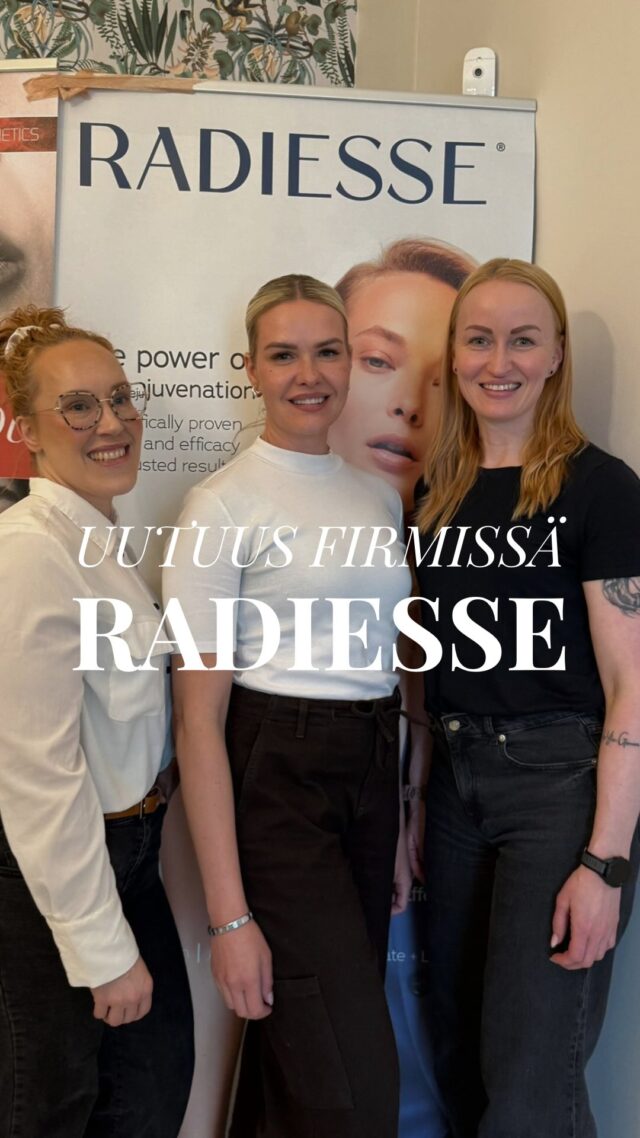 Uutuus! Radiesse on esteettinen injektiohoito eli niin sanottu biostimulaattori, jota käytetään kasvojen, leuan alusen ja kaulan ikääntymismuutosten hoitoon. Sen vaikuttava aine on kalsiumhydroksiapatiitti (CaHA), joka tukee ihon rakennetta ja stimuloi ihon omaa kollageenin tuotantoa.Sitä käytetään esimerkiksi:* juonteiden ja nasolabiaalijuonteiden pehmentämiseen
* kasvojen piirteiden, kuten poskien ja leukalinjan, muotoiluun
* kaulan ja leuan alusihon nuorekkaamman ulkonäön tukemiseen
* ihon kiinteyden ja laadun parantamiseenVaikutus näkyy yleensä nopeasti. Hoitoväli 6-12kk. Toimenpide tehdään pistoshoitona ilman leikkausta.Hoito saatavilla Firmissä ihan pian! Ajanvaraus aukeaa kesäkuun 1.päivä.Vastaamalla postaukseen tai DM ”Radiesse” ja varaamme sinulle ajan ennakkoon!🤫 Pssst.. paluuviestillä saat myös koodin, joka oikeuttaa sinut erikoisetuun! Koodi on käytettävissä vain ennakkovarauksissa tämän postauksen kautta.
Nähdään Firmissä 🤗
